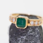 Anillo Alejandra oro amarillo brillantes y esmeralda - Imagen 5