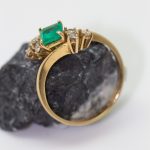 Anillo Belén oro amarillo brillantes y esmeralda - Imagen 2