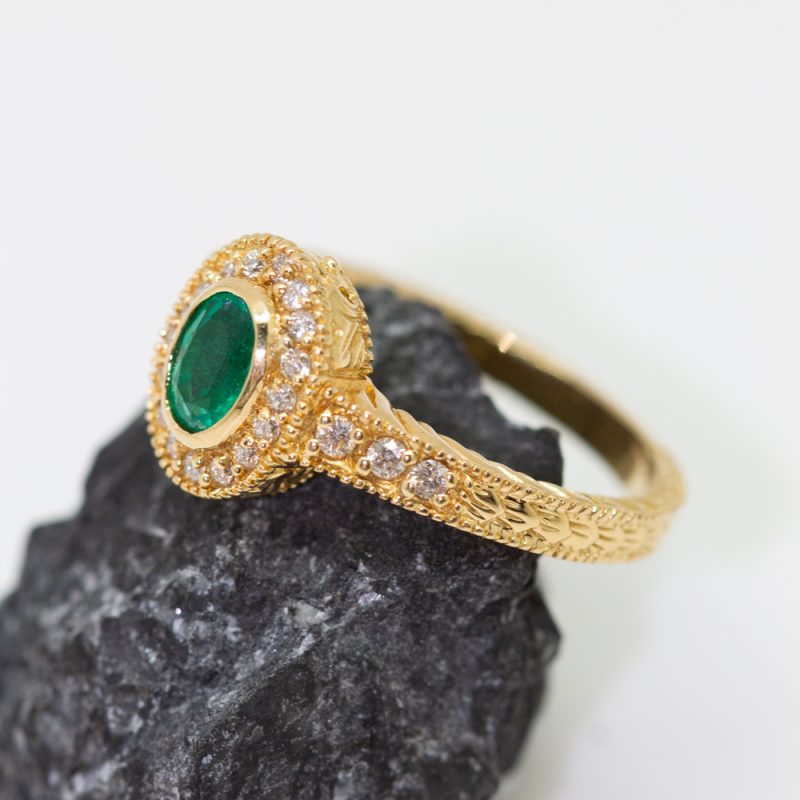 Anillo Ania oro amarillo brillantes y esmeralda