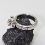 Anillo Flor oro blanco y brillantes