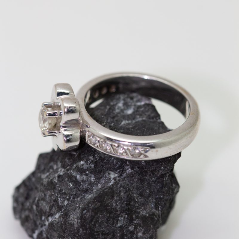 Anillo Flor oro blanco y brillantes