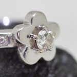 Anillo Flor oro blanco y brillantes - Imagen 3