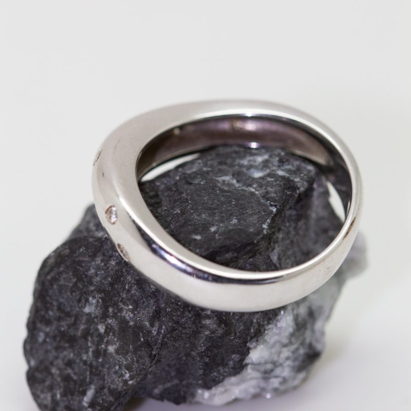 Anillo Onda oro blanco y brillantes
