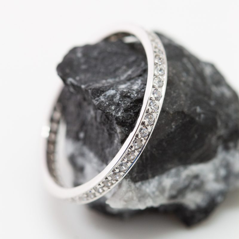 Anillo Grande oro blanco y circonitas