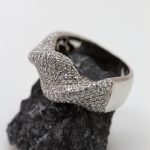 Anillo Tirabuzón oro blanco y brillantes