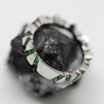 Anillo Triángulos oro blanco y esmeraldas