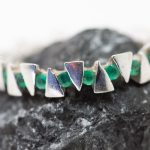 Anillo Triángulos oro blanco y esmeraldas - Imagen 2