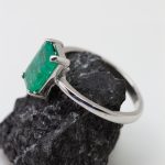 Anillo Carla oro blanco y esmeralda