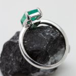 Anillo Carla oro blanco y esmeralda - Imagen 2