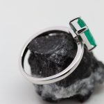 Anillo Carla oro blanco y esmeralda - Imagen 3
