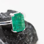 Anillo Carla oro blanco y esmeralda - Imagen 4