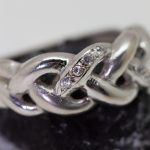 Anillo Anudado oro blanco y brillantes - Imagen 4