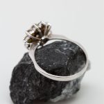 Anillo Rosa oro blanco y brillantes - Imagen 2