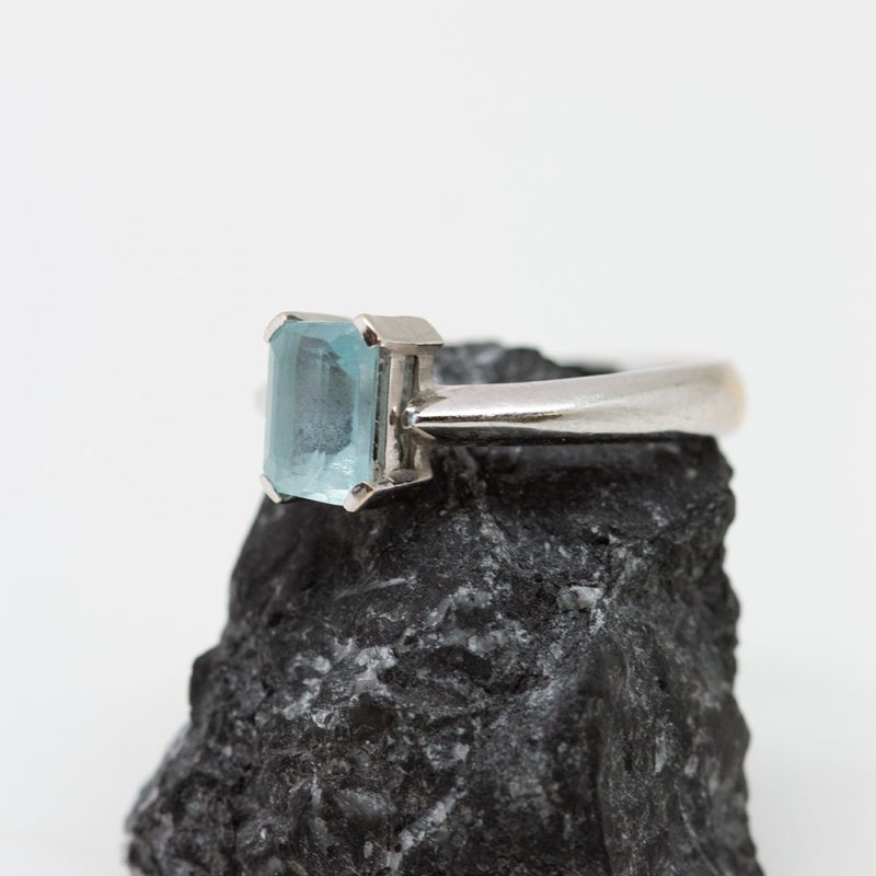 Anillo Priscila oro blanco y zafiro