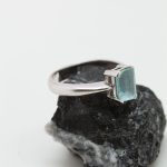 Anillo Priscila oro blanco y zafiro - Imagen 2