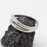 Anillo Ondulado oro blanco y brillantes