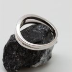 Anillo Ondulado oro blanco y brillantes - Imagen 2