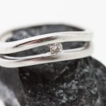 Anillo Ondulado oro blanco y brillantes - Imagen 5