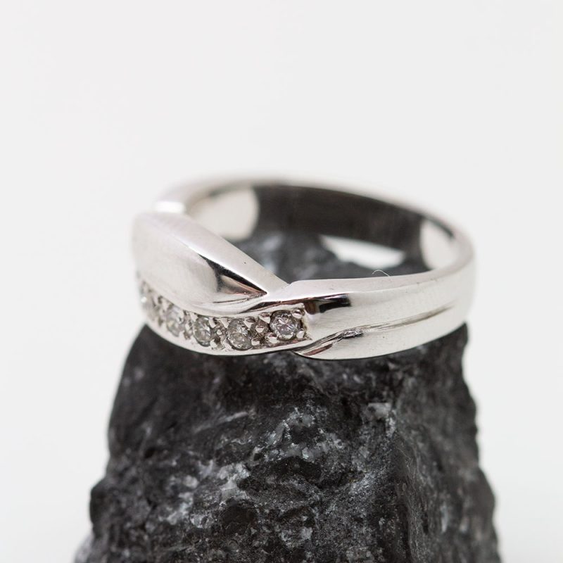 Anillo Fula oro blanco y brillantes