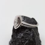 Anillo Lágrima oro blanco y brillantes