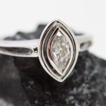 Anillo Lágrima oro blanco y brillantes - Imagen 4