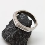 Anillo Hexágono oro blanco y brillantes