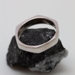 Anillo Hexágono oro blanco y brillantes - Imagen 2