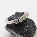Anillo oro blanco 5 brillantes - Imagen 3