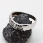 Anillo oro blanco diamantes blancos y negros