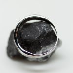 Anillo oro blanco diamantes blancos y negros - Imagen 2