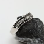 Anillo oro blanco diamantes blancos y negros - Imagen 3