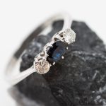Anillo Trío oro blanco brillantes y zafiro - Imagen 5