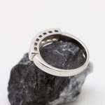 Anillo oro blanco y 7 brillantes - Imagen 2