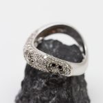 Anillo Onda flor oro blanco brillantes