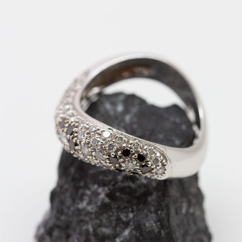 Anillo Onda flor oro blanco brillantes