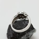 Anillo mini hexágono oro blanco y brillantes - Imagen 2