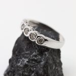 Anillo oro blanco y 5 brillantes