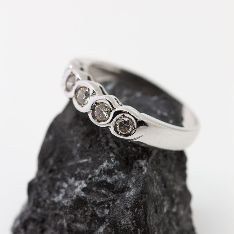 Anillo oro blanco y 5 brillantes