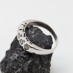 Anillo oro blanco y 5 brillantes - Imagen 3