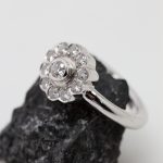 Anillo Margarita oro blanco y brillantes