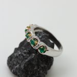 Anillo Nefertiti oro blanco esmeraldas y brillantes