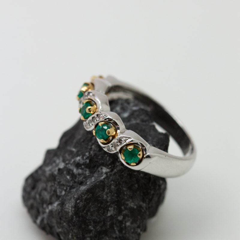 Anillo Nefertiti oro blanco esmeraldas y brillantes