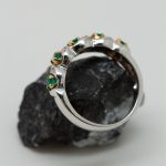 Anillo Nefertiti oro blanco esmeraldas y brillantes - Imagen 2