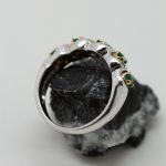 Anillo Nefertiti oro blanco esmeraldas y brillantes - Imagen 3