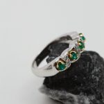 Anillo Nefertiti oro blanco esmeraldas y brillantes - Imagen 4