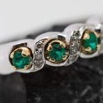 Anillo Nefertiti oro blanco esmeraldas y brillantes - Imagen 5