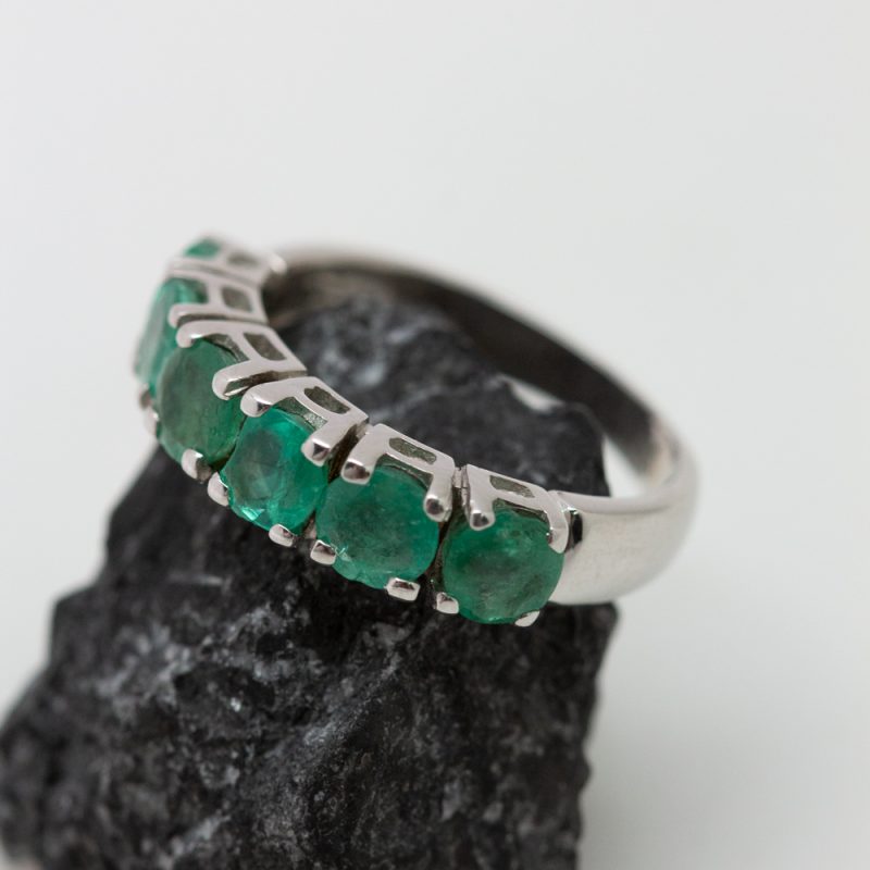 Anillo Alejandría oro blanco y esmeraldas