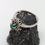 Anillo Bernia oro blanco esmeralda y brillantes