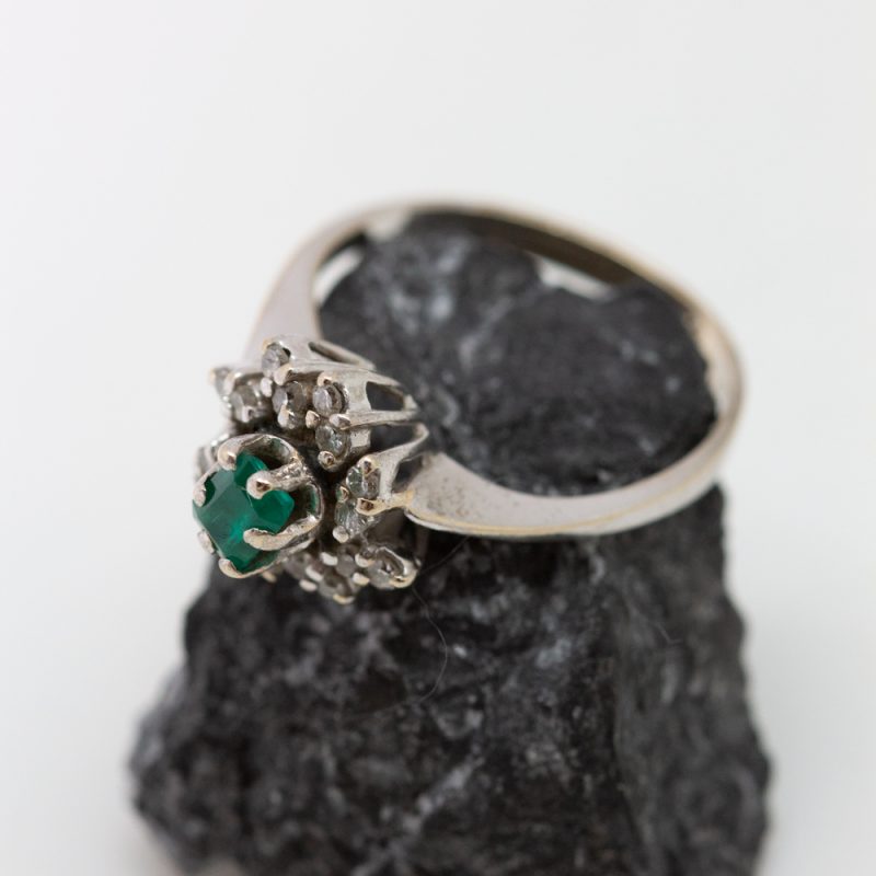 Anillo Bernia oro blanco esmeralda y brillantes