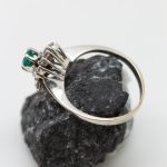Anillo Bernia oro blanco esmeralda y brillantes - Imagen 2